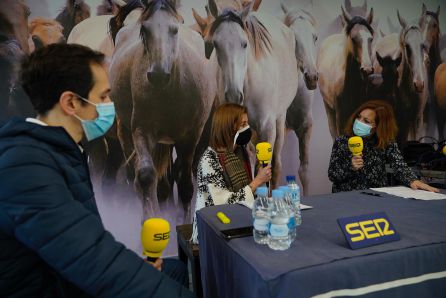 Chemi Saavedra, de la Hermandad Matriz, e Icíar Azábal, concejala de Turismo en el programa especial de Radio Huelva. Chemi Saavedra, de la Hermandad Matriz, e Icíar Azábal, concejala de Turismo en el programa especial de Radio Huelva.