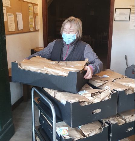 Carmen, la cocinera del Comedor de San Francisco de Pontevedra organizando los menús de Nochebuena Carmen, la cocinera del Comedor de San Francisco de Pontevedra organizando los menús de Nochebuena
