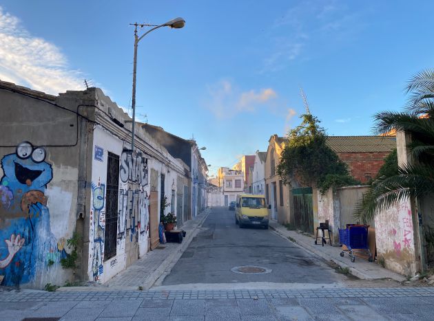 Otro tramo de la calle Behring de València Otro tramo de la calle Behring de València