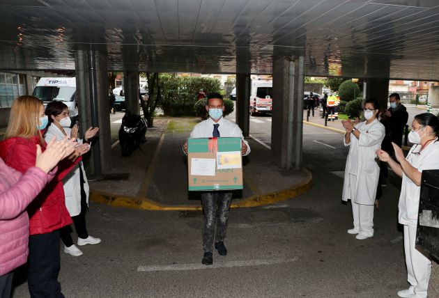 Guardia civil y policía custodiaron la llegada de las primeras dosis a la residencia, recibidas entre aplausos Guardia civil y policía custodiaron la llegada de las primeras dosis a la residencia, recibidas entre aplausos