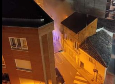 Imagen tomada anoche durante el incendio Imagen tomada anoche durante el incendio