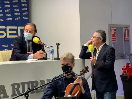 Salomón Hachuel, a la derecha, atiende a las palabras de Manuel Ruiz Rojas, director financiero de Caja Rural del Sur Salomón Hachuel, a la derecha, atiende a las palabras de Manuel Ruiz Rojas, director financiero de Caja Rural del Sur