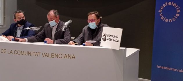 Víctor Pérez, Salvador Navarro y Manuel Espinar en la rueda de prensa que el sector hostelero ha celebrado en la CEV Víctor Pérez, Salvador Navarro y Manuel Espinar en la rueda de prensa que el sector hostelero ha celebrado en la CEV
