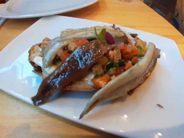 Tosta de anchoa y boquerón con alboronía y alioli Tosta de anchoa y boquerón con alboronía y alioli