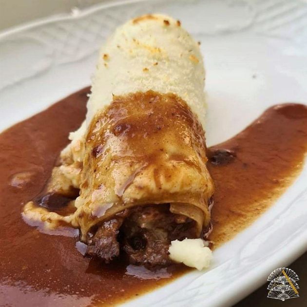 Canelón de rabo de toro estofado y gratinado Canelón de rabo de toro estofado y gratinado
