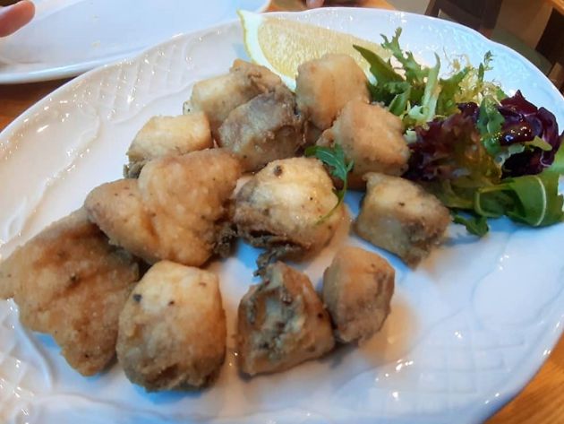 Daditos de pescado de roca frito con toque de lima y crema de kimchi Daditos de pescado de roca frito con toque de lima y crema de kimchi