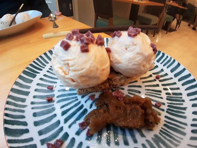 Biscuit de amontillado con bizcocho de nueces y crema de higo Biscuit de amontillado con bizcocho de nueces y crema de higo