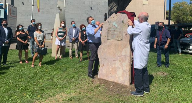 El alcalde de Cuenca y el director del hospital Virgen de la Luz inauguraron un monolito en homenaje a los fallecidos por covid. El alcalde de Cuenca y el director del hospital Virgen de la Luz inauguraron un monolito en homenaje a los fallecidos por covid.