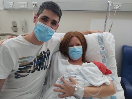 Alba Castrillejo Nuñez en brazos de sus padres Alba Castrillejo Nuñez en brazos de sus padres