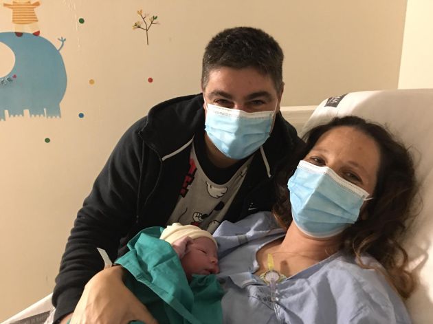 Jiren, el primer bebé nacido en 2021 en la provincia de Castellón, junto a sus padres Jiren, el primer bebé nacido en 2021 en la provincia de Castellón, junto a sus padres