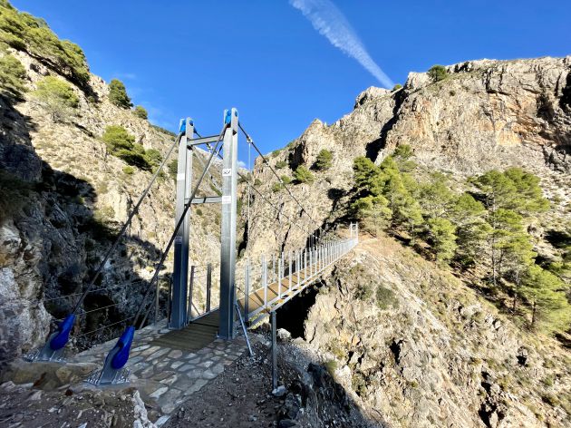 El puente desde su acceso por Canillas de Aceituno (Málaga) El puente desde su acceso por Canillas de Aceituno (Málaga)