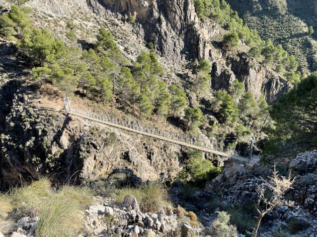 Así es el puente desde el sendero para llegar hasta él Así es el puente desde el sendero para llegar hasta él
