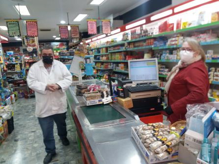 Antonio Ruiz e Isabel Vílchez en la entrada del supermercado, atendiendo a clientes Antonio Ruiz e Isabel Vílchez en la entrada del supermercado, atendiendo a clientes