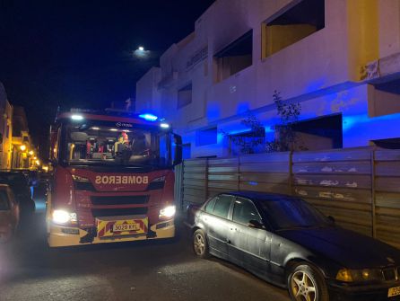 Los bomberos en la obra abandona de Arrecife donde se declaró el segundo incendio. Los bomberos en la obra abandona de Arrecife donde se declaró el segundo incendio.