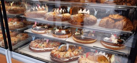 Los hay de todo tipo: sin relleno, con nata, crema, cobertura de chocolate e incluso con caramelo Los hay de todo tipo: sin relleno, con nata, crema, cobertura de chocolate e incluso con caramelo