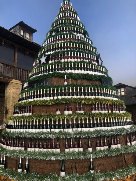 El pino está formado por 1.200 botellas El pino está formado por 1.200 botellas