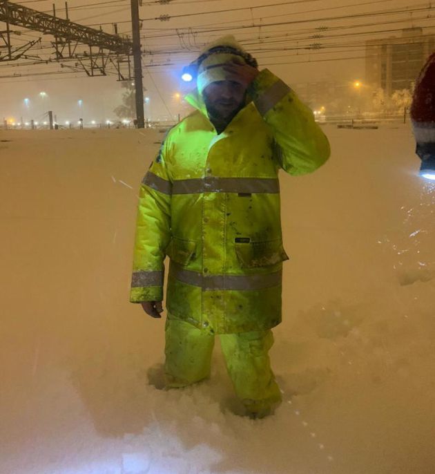 Operarios de Adif inspeccionando las instalaciones de la Estación de Atocha en Madrid tras las nevadas de la borrasca Filomena Operarios de Adif inspeccionando las instalaciones de la Estación de Atocha en Madrid tras las nevadas de la borrasca Filomena
