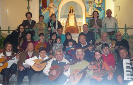 De pie: María Agüera, Francisca Agüera, Agustina, Finita Ortega, Hilario Montoro Agachada: María Jesús Ros, Tere Conesa, Almudena Nieto, Noelia Cegarra, Andrea García (niña) Andrés Sánchez (El Morenilla), Paqui Ros, Irene García (niña), Lázaro, Alfonso Muñoz (está detrás de Lázaro), Modesto Torres (Pandereta original de la cuadrilla), Pepe Legaz (platillero original de la cuadrilla). Siguiente fila: Cande García, Bonifacio Ros (guión original de la antigua cuadrilla), Jose María Torres (Nieto del pandereta original y pandereta actual de la cuadrilla), José Torres (padre del anterior), Joaquín Pérez (laúd de la cuadrilla original), María Isabel, José Pagán (Nieto del platillero original y platillero actual de la cuadrilla), Paco (acordeón y marido de Loli, ambos tuvieron la idea y la iniciativa de recuperar la cuadrilla de pascua de Perín). De pie: María Agüera, Francisca Agüera, Agustina, Finita Ortega, Hilario Montoro Agachada: María Jesús Ros, Tere Conesa, Almudena Nieto, Noelia Cegarra, Andrea García (niña) Andrés Sánchez (El Morenilla), Paqui Ros, Irene García (niña), Lázaro, Alfonso Muñoz (está detrás de Lázaro), Modesto Torres (Pandereta original de la cuadrilla), Pepe Legaz (platillero original de la cuadrilla). Siguiente fila: Cande García, Bonifacio Ros (guión original de la antigua cuadrilla), Jose María Torres (Nieto del pandereta original y pandereta actual de la cuadrilla), José Torres (padre del anterior), Joaquín Pérez (laúd de la cuadrilla original), María Isabel, José Pagán (Nieto del platillero original y platillero actual de la cuadrilla), Paco (acordeón y marido de Loli, ambos tuvieron la idea y la iniciativa de recuperar la cuadrilla de pascua de Perín).