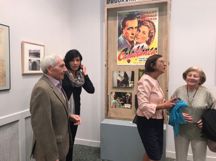 Maite Rodríguez y su padre entre el público que acudió a la exposición que dedicó la casa de la Cultura en 2018 al cine Adriano Maite Rodríguez y su padre entre el público que acudió a la exposición que dedicó la casa de la Cultura en 2018 al cine Adriano