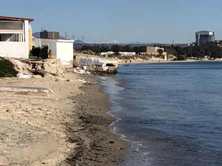 Aspecto de la playa de El Rinconcillo en la zona del fortín. Aspecto de la playa de El Rinconcillo en la zona del fortín.