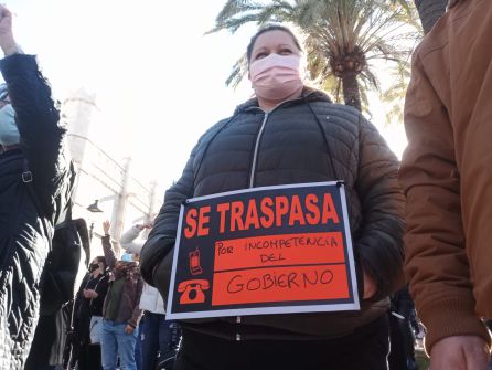 Cartel de "se traspasa". Cartel de "se traspasa".