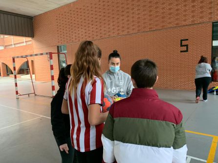 Los chicos y chicas deben traer sus propios balones desde casa Los chicos y chicas deben traer sus propios balones desde casa