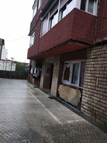 Estado en el que se encuentra uno de los bloques de viviendas del barrio. Estado en el que se encuentra uno de los bloques de viviendas del barrio.
