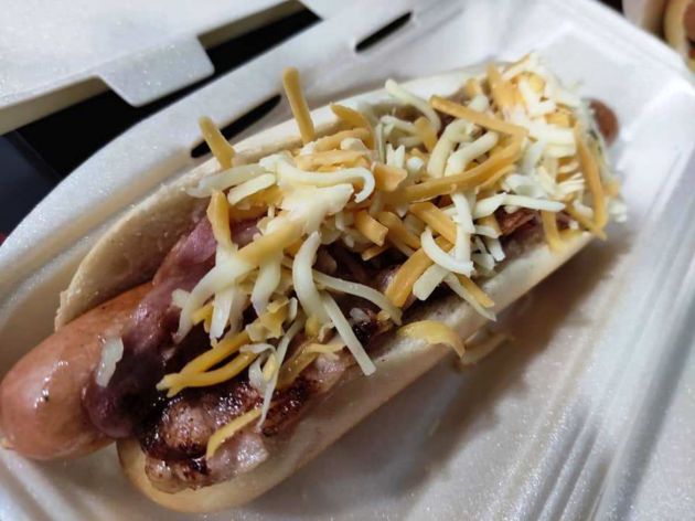 Perrito clásico de Frankfurt con bacon y cuatro quesos Perrito clásico de Frankfurt con bacon y cuatro quesos