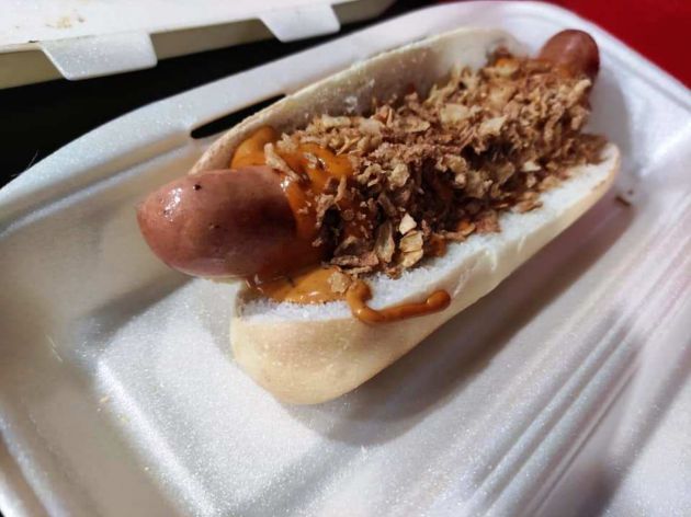Salchicha Cervela, típica de Alsacia, con cebolla crujiente y salsa barbacoa Salchicha Cervela, típica de Alsacia, con cebolla crujiente y salsa barbacoa