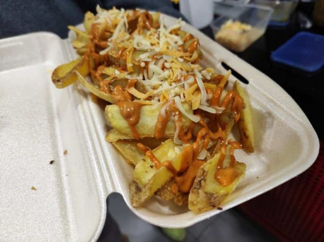 Ración de patatas fritas Kiko¨s Style con salsa barbacoa y cuatro quesos Ración de patatas fritas Kiko¨s Style con salsa barbacoa y cuatro quesos