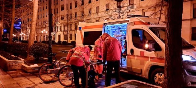 Ayuda a un traseúnte cerca del Paseo María Agustín Ayuda a un traseúnte cerca del Paseo María Agustín