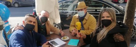 De izquierda a derecha: Los compadres "El Garrido" y "El Rubio" junto a la "Moni de Huelva" (todos vecinos del barrio de Isla Chica) y Ana Gil, periodista de la SER De izquierda a derecha: Los compadres "El Garrido" y "El Rubio" junto a la "Moni de Huelva" (todos vecinos del barrio de Isla Chica) y Ana Gil, periodista de la SER