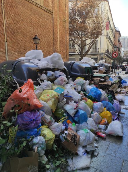 Toneladas de basura acumulada en los contenedores de la Calla del Desengaño Toneladas de basura acumulada en los contenedores de la Calla del Desengaño