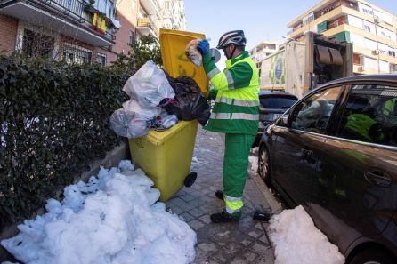 Operarios del servicio de limpieza retiran los cubos de basura de las calles de Madrid tras reiniciarse ayer el servicio de recogida suspendido tras el paso de la borrasca Filomena. Operarios del servicio de limpieza retiran los cubos de basura de las calles de Madrid tras reiniciarse ayer el servicio de recogida suspendido tras el paso de la borrasca Filomena.