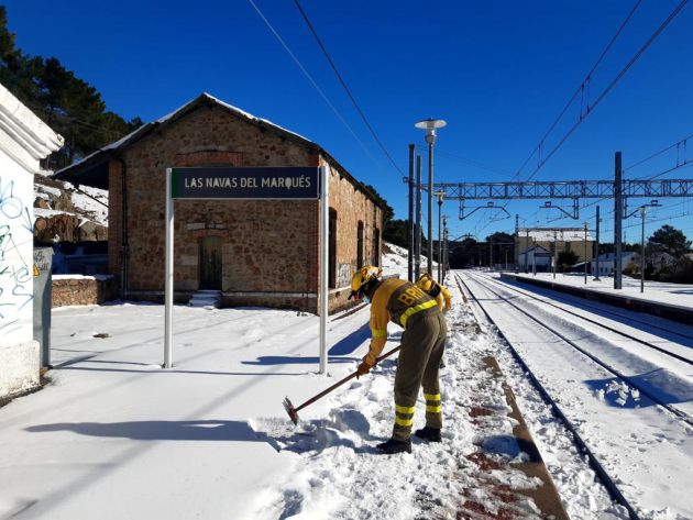Trabajadores de la BRIF del Puerto del Pico han despejado de nieve algunas estaciones de tren de la provincia Trabajadores de la BRIF del Puerto del Pico han despejado de nieve algunas estaciones de tren de la provincia