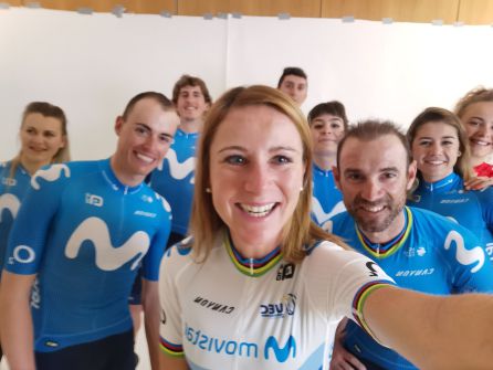 La holandesa, Van Vleuten, junto al resto de compañeras y compañeros en Movistar Team. La holandesa, Van Vleuten, junto al resto de compañeras y compañeros en Movistar Team.