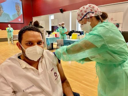 Julio Armas, como el resto de compañeros del Hospital del Vinalopó, se vacunó esta semana contra el covid-19 Julio Armas, como el resto de compañeros del Hospital del Vinalopó, se vacunó esta semana contra el covid-19