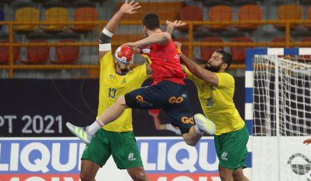 Alex Dujshebaev intenta un lanzamiento en el España-Brasil del Mundial de Egipto Alex Dujshebaev intenta un lanzamiento en el España-Brasil del Mundial de Egipto