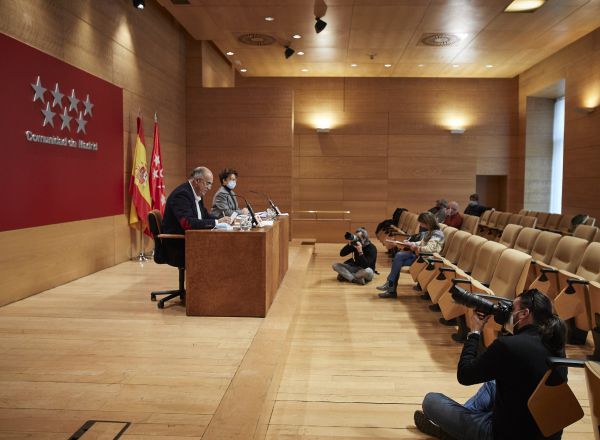 El consejero de Sanidad de la Comunidad de Madrid, Enrique Ruiz Escudero, y la directora general de Salud Pública, Elena Andradas, comparecen en una rueda de prensa convocada ante los medios de comunicación en la Real Casa de Correos, en Madrid, (España), a 15 de enero de 2021. En la convocatoria Ruiz Escudero actualizará la información sobre la situación epidemiológica y asistencial en la región por coronavirus tras la notificación de 5.319 nuevos casos, de los que 4.635 corresponden a las últimas 24 horas, y 41 fallecidos más en hospitales. 15 ENERO 2021;COVID;CORONAVIRUS;SANIDAD;ESCUDERO EUROPA PRESS/J. Hellín. POOL 15/01/2021