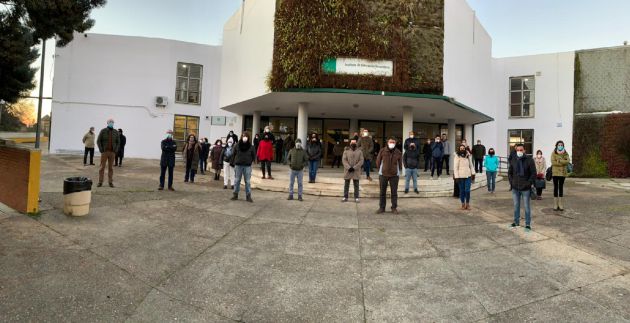 Los profesores del IES Heliche, en Olivares, se han concentrado a las puertas del centro, como muestra de apoyo al compañero agredido Los profesores del IES Heliche, en Olivares, se han concentrado a las puertas del centro, como muestra de apoyo al compañero agredido