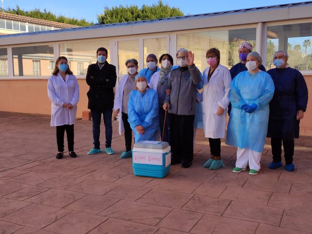 El alcalde de Rafelbuñol, (segundo a la derecha) en la foto con el primer vacunado contra el coronavirus en la residencia de ancianos de la localidad el pasado 27 de diciembre. El alcalde de Rafelbuñol, (segundo a la derecha) en la foto con el primer vacunado contra el coronavirus en la residencia de ancianos de la localidad el pasado 27 de diciembre.