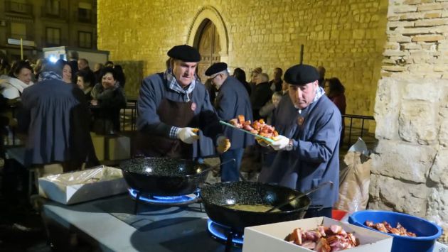 Momento en el que se elabora la torreznada para degustación popular Momento en el que se elabora la torreznada para degustación popular
