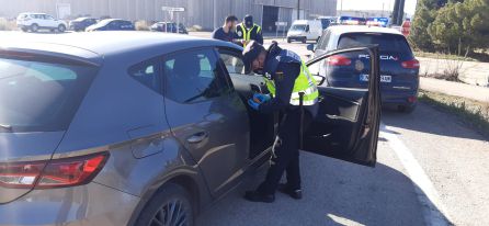 La Policía Nacional comprueba los justificantes de movilidad La Policía Nacional comprueba los justificantes de movilidad