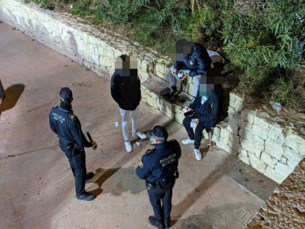 La Policía Local de Alicante interviene en un botellón La Policía Local de Alicante interviene en un botellón