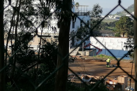 Desde hace algo más de dos meses los operarios trabajan en el cuartel militar de Las Raíces para acondicionarlo después de haber sido abandonado tras la conocida como "crisis de los cayucos" en Canarias del año 2006 Desde hace algo más de dos meses los operarios trabajan en el cuartel militar de Las Raíces para acondicionarlo después de haber sido abandonado tras la conocida como "crisis de los cayucos" en Canarias del año 2006