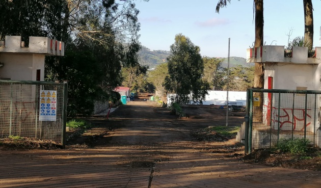 Entrada principal al cuartel militar de Las Raíces (Tenerife) ubicada en el campo del municipio de San Cristóbal de Laguna donde se acondicionan varios espacios para la colocación de las carpas donde alojar a 2700 personas Entrada principal al cuartel militar de Las Raíces (Tenerife) ubicada en el campo del municipio de San Cristóbal de Laguna donde se acondicionan varios espacios para la colocación de las carpas donde alojar a 2700 personas