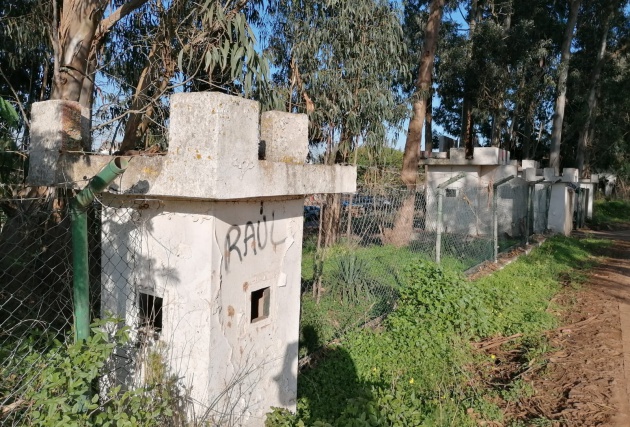 El cuartel militar de Las Raíces (La Laguna, Tenerife), rehabilitado como centro de acogida de migrantes, está delimitado por vallas y concertinas El cuartel militar de Las Raíces (La Laguna, Tenerife), rehabilitado como centro de acogida de migrantes, está delimitado por vallas y concertinas