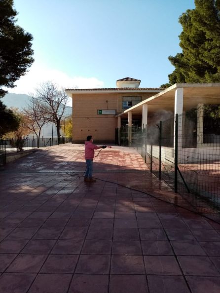 Un operario del Ayuntamiento de Jódar procede a tareas de desinfección de uno de los centros educativos de la ciudad Un operario del Ayuntamiento de Jódar procede a tareas de desinfección de uno de los centros educativos de la ciudad