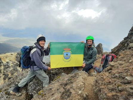 Montañeros en el cerro de Rumiñahui con la bandera de Valderredible. Montañeros en el cerro de Rumiñahui con la bandera de Valderredible.