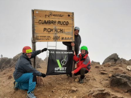 La expedición cántabra haciendo cumbre en el Pichincha. La expedición cántabra haciendo cumbre en el Pichincha.